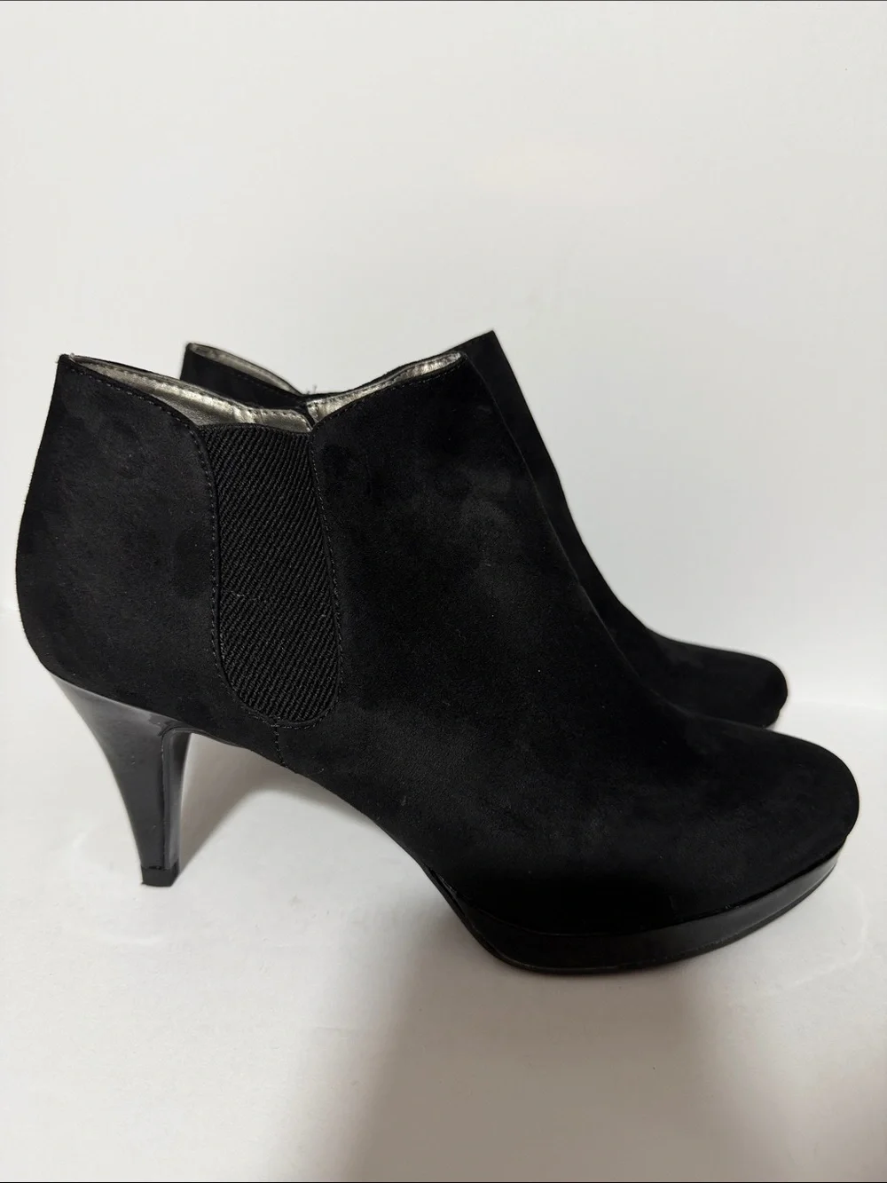 Bandolino Black Suede Heel Ankle Booties